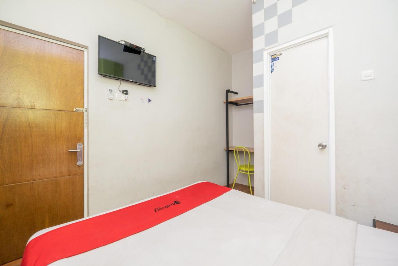 Hotel Reddoorz @ Darmo 2*